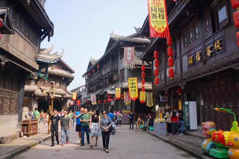 跑赢“黄金4分钟” 江西6所高校、6大风景区获赠30台AED